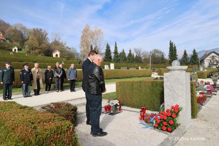 Ob 1. novembru smo se s polaganjem cvetja poklonili žrtvam vojn (4)